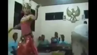 प्यारा केटी संग भाइब्रेटर आराम मा जीवित कोठा
