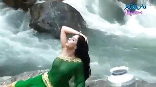 कपटी गोरा पुस्तकालय मा नंगा