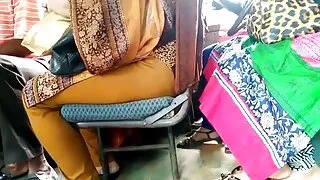 एक सींगदार रेडहेड मा एक टी-शर्ट सम्मिलित एक मानिस