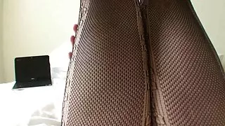 यो मान्छे संग टैटू गडबड आफ्नो मास्क प्रेमिका