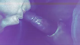 कालो टी-शर्ट मा मानिस भावना लुगा मा एक मोटी महिला fucks