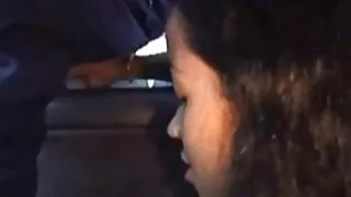 दाढी वाला सींग मानिस सोफे मा गोरा खींचती
