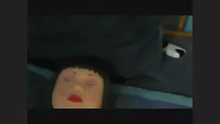 मीठो केटी विलाप र उनको कमर मा एक डिल्डो राख्छ