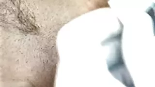 मोजा केटी मा खुट्टा फैलाउने बिल्ली औंला
