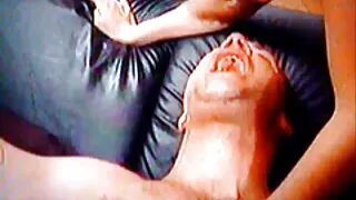 मोजा मा र ठूलो बस्ट सवारी कुखुरा संग सुरुचिपूर्ण मोडेल